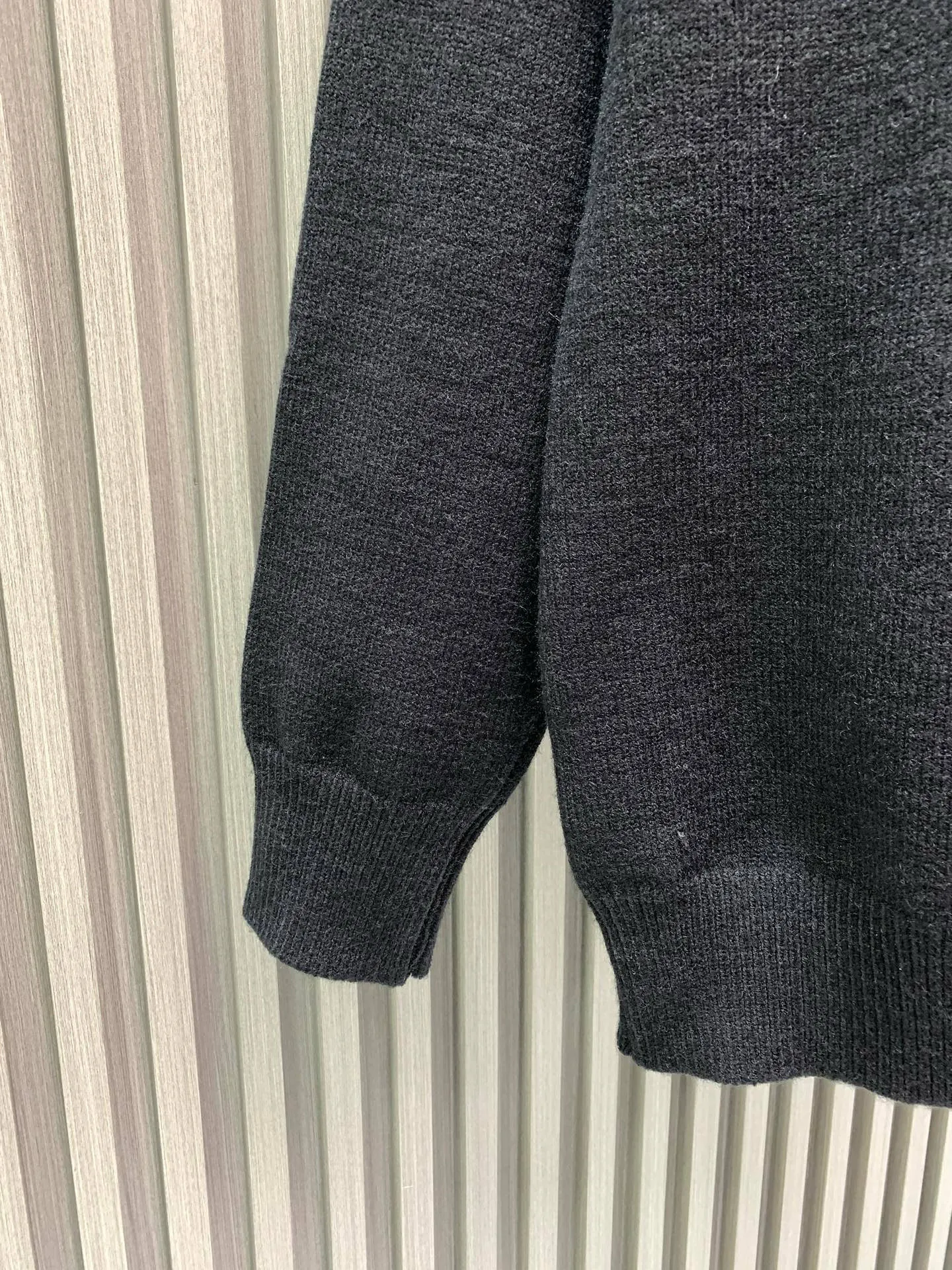 P360 Chrome Hearts 2025 new Sanskrit cross-flower knitted pullover in autumn and winter. The fabric is made of pure cotton wool. It has a delicate and soft touch. The texture is breathable. It is matched with 1x1 thread in the same cylinder. The collar thread is a pure cotton zipper thread. The back is made of imported embroidery machine and is not easy to fall off. It is super delicate. It is like a ceiling. The hangtags are all developed and customized according to the original version. It adopts a box-cut design, which is more simple and loose, and also hides meat and skinny products. The product is extremely difficult. Extremely white and youthful, suitable for both men and women. It is an indispensable simple item in autumn. Positioned tailoring. Oversize. Loose fit. Full of details. Customized matching accessories. Leather embossed craftsmanship. The style is rock and roll retro. The workmanship and texture are first-class. The three labels are consistent. The packaging bag has a logo. It is tall and can be worn by both men and women.